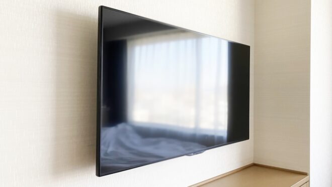 穴をあけないで壁に取り付けられた壁掛けテレビのイメージ
