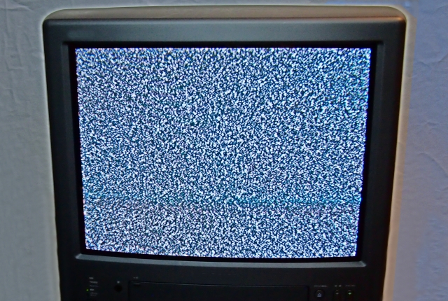 テレビ画面が乱れるのはなぜ？ブロックノイズ・映像停止の原因と対処法を解説