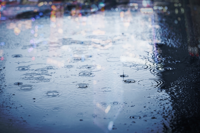大雨でテレビが映らないのはなぜ？雨による電波への影響と対処法